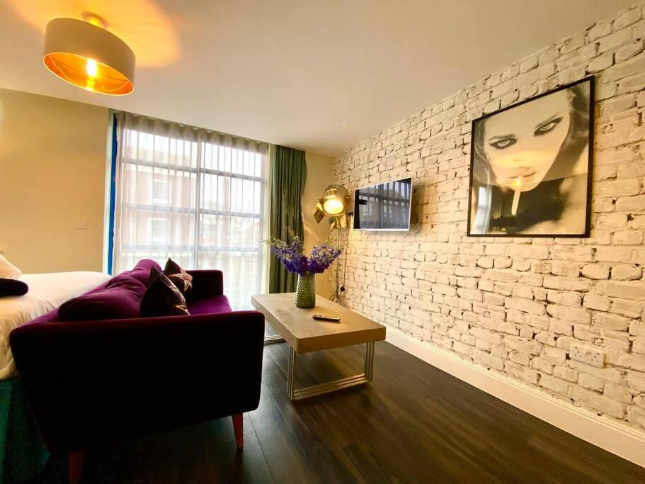 Stunning Apartment Suite - Free Parking & Wifi! Пул Экстерьер фото