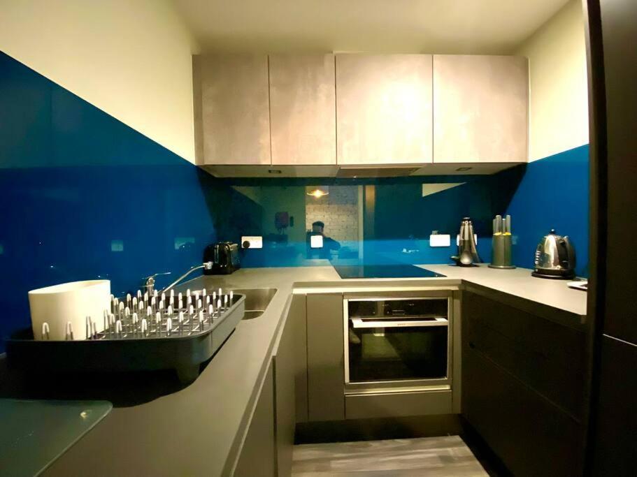 Stunning Apartment Suite - Free Parking & Wifi! Пул Экстерьер фото