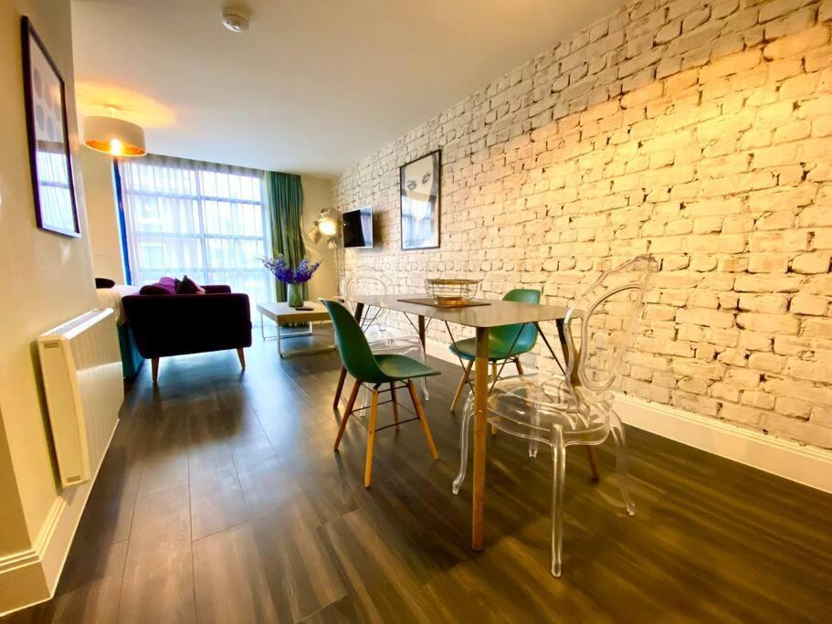 Stunning Apartment Suite - Free Parking & Wifi! Пул Экстерьер фото
